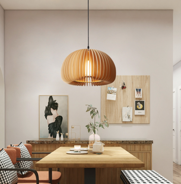 Meja samping dari kayu alami dengan lampu gantung kontemporer